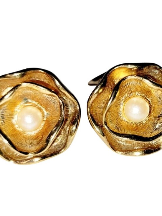 N/A Jewelry - Vintage Gold-Tone Flower Clip-On Earrings With Faux Pearl Center 1960s
